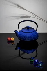 Elegantes blaues Teekannen Stillleben