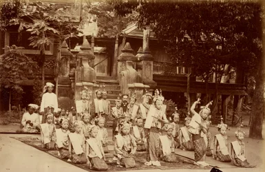 Burmesischer Liliputaner tanzte vor F.A. Victor in Mandalay
