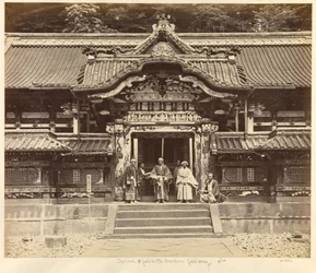 Geschnitztes und bemaltes Tor in Nikko