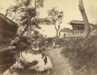 [Chinesische Ansicht eines Flusses und einer Brücke in einem Dorf mit mehreren Chinesen]