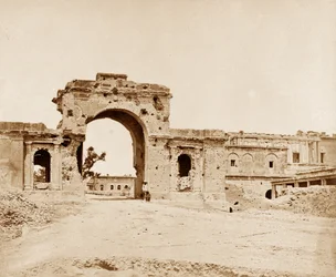 Tor, das in die Residenz führt, gehalten von Captain Atkinson der 13. einheimischen Infanterie