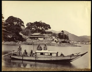 Japanisches Hausboot und Besatzung
