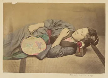 Schlafende japanische Frau mit Fächer