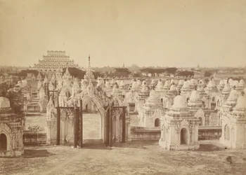Die 450 Pagode von der zentralen Pagode - Mandalay