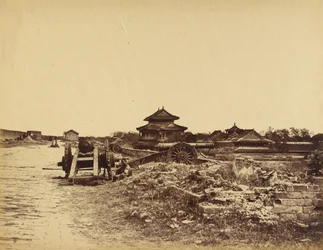 Oberseite der Mauer von Peking mit den auf unsere Batterien gerichteten chinesischen Kanonen, 14. Oktober 1860