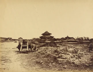 Oberseite der Pekinger Mauer mit den gegen unsere Batterien gerichteten chinesischen Kanonen, 14. Oktober 1860