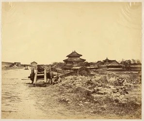 Oberseite der Mauer von Peking, Besitz ergriffen am 14. Oktober 1860, zeigt die chinesischen Kanonen gegen unsere Batterien gerichtet