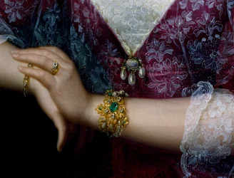 Porträt von Anna Opulich, Detail von Anhänger und Armband