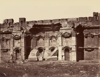 Quadratische Räume rechts im rechteckigen Hof - Baalbek