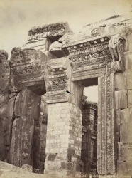 Eingang zum Tempel des Jupiter oder Tempel der Sonne in der archäologischen Zone von Heliopolis oder Baalbek, antike syrische Stadt, heute Libanon