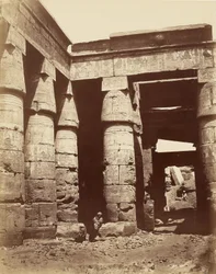 Inneres des ersten Hofes des Tempels von Ramses III. in Karnak [Theben]