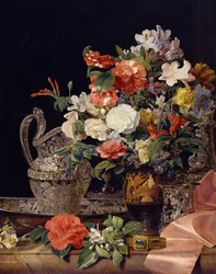 Blumenstrauß mit Silbergefäßen und antiker Vase