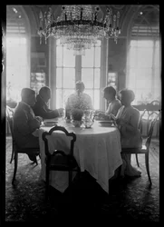 Familie Mautner beim Essen
