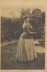 Frau mit Schläger, im Garten