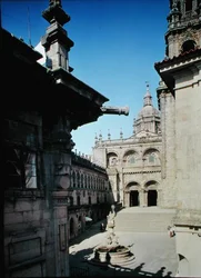 Südliche Fassade und die Plaza de Praterias