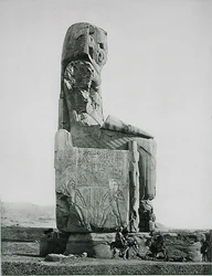 Kolossale Statue, Tempel von Amenhotep III (ca. 1417-1379 v. Chr.) Theben, veröffentlicht um 1900