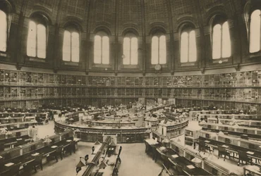 Lesesaal der Großen Bibliothek im Britischen Museum vom Eingang aus gesehen, um 1935