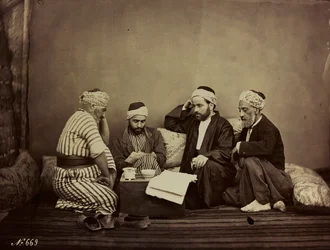 Album Damas et Baalbek: Eine Gruppe Syrer an einem Tisch