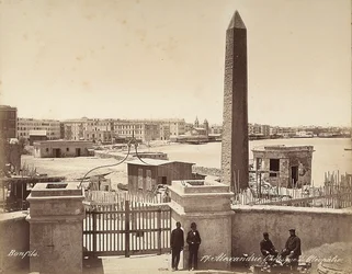 Alexandria, Ägypten: der Obelisk der Kleopatra, mit vier Männern, die für das Foto posieren