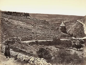 Panoramablick auf das Tal von Cedron oder Josafat mit dem Grab Absaloms am Stadtrand von Jerusalem. Ein Mann betrachtet die Aussicht von der Straße aus
