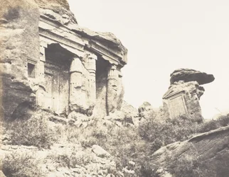 Djébel Selséleh Silsilis, Architektonische Stelen in den Felsen gehauen