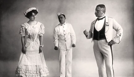 Florence Jameson, Reginald Switz und Alfred Clarke in einer Szene aus The Blue Moon, 20. Jahrhundert