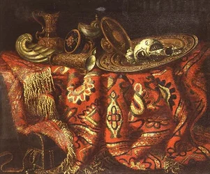 Ein Nautiluspokal, eine Patene, Kannen und eine vergoldete Schale auf einem Teppich über einer Kante drapiert