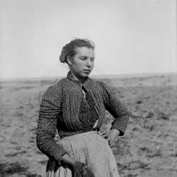 Porträt eines jungen Bauern in traditioneller Kleidung, Abruzzen, Italien, ca. 1900