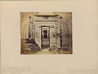 Edfu - Blick durch das große Tor in den großen Hof des Tempels von Edfu