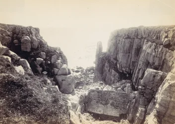 [Felsige Bucht mit Meereslandschaft], 1870er Jahre