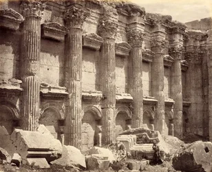 Die Nordwand des Inneren des Jupiter-Tempels, mit den geriffelten Säulen, Baalbek