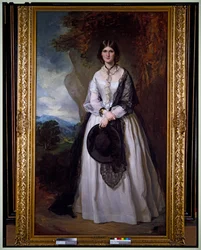 Porträt einer Dame in einem weißen Kleid, stehend in einer Landschaft