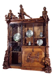 Möbel: Bücherregal aus Walnuss und Schmiedeeisen von Francois Hubert Carabin, 1890. Musée d