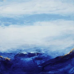 Tiefblauer Bergnebel