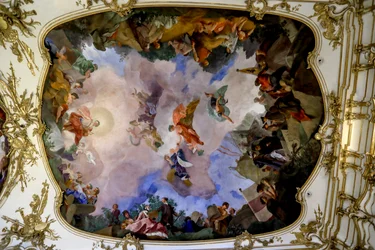 Deckenfresko in der großen Galerie im Schloss Schönbrunn, Allegorie des Friedens und Wohlstands, Wien, Österreich
