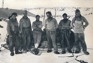 Leutnant Campbells Gruppe bei ihrer Rückkehr nach Cape Evans, 7. November 1912, 1913