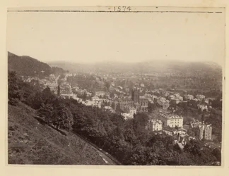 [Blick vom Hang über die Stadt]