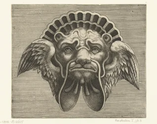 Maske mit Flügeln anstelle von Ohren und einem Kopfschmuck in Form einer Muschel
