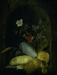 Stillleben mit Herzmuschelschalen und blauen Anemonen