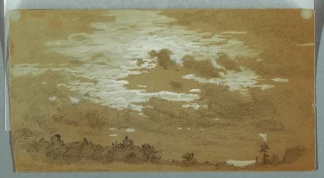 Bewölkter Himmel über einem bewaldeten Kamm, Niagara
