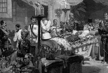 Soldaten des Schlachtschiffregiments von Alexander II (1818-1881) küssen die Hand des verstorbenen Zaren in der Kathedrale von St. Peter und Paul in St. Petersburg