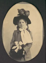 Mädchen im Spazierkostüm mit Hut und Muff, 1890er Jahre
