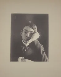 Junge im Anzug mit Hand am Gesicht, ca. 1896