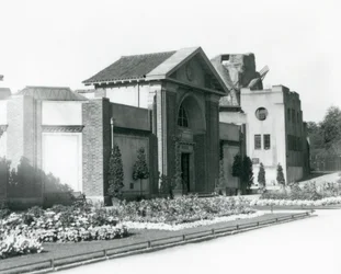 Das Reptilienhaus im London Zoo im Jahr 1928 mit formalen Blumenbeeten entlang der Wege zum Eingang (s/w Foto)