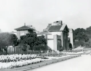 Das Reptilienhaus im London Zoo 1928 mit formalen Blumenbeeten entlang der Wege zum Eingang, London Zoo
