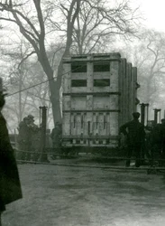 Transport einer weiblichen asiatischen Elefantenkuh Lukhi in einer Holzkiste, Londoner Zoo, 1923