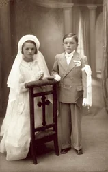 Junge und Mädchen bei ihrer ersten Kommunion