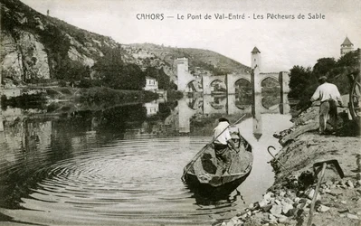 Cahors zu Beginn des 20. Jahrhunderts: Sandfischer und ihr Boot auf dem Lot, Brücke von Val-entre (Valentre)