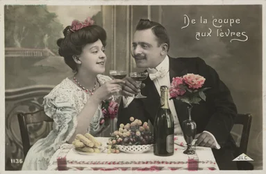 Paar trinkt Champagner