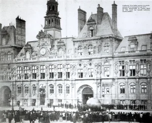 Aufblasen eines Ballons mit den Erklärungen der Kommune daran befestigt vor dem Hotel de Ville, Paris, 3. Mai 1871